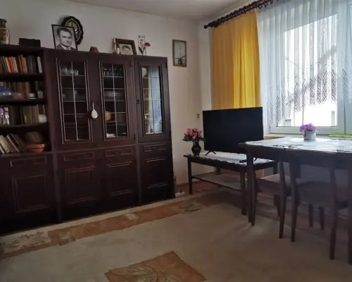 WOMBAT NIERUCHOMOŚCI   oferuje na sprzedaż 2-kondygnacyjny, malowniczo położony dom wolnostojący, z wyodrębnionymi 2 lokalami m
