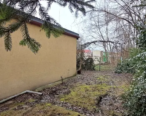 WOMBAT NIERUCHOMOŚCI   oferuje na sprzedaż lokal handlowo-usługowy o powierzchni ok.  80m 2  , usytuowany na działce  415m 2