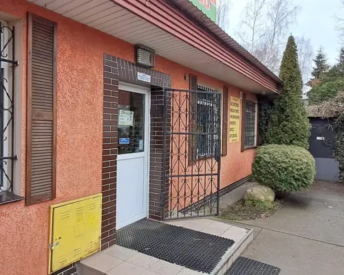 WOMBAT NIERUCHOMOŚCI   oferuje na sprzedaż lokal handlowo-usługowy o powierzchni ok.  80m 2  , usytuowany na działce  415m 2