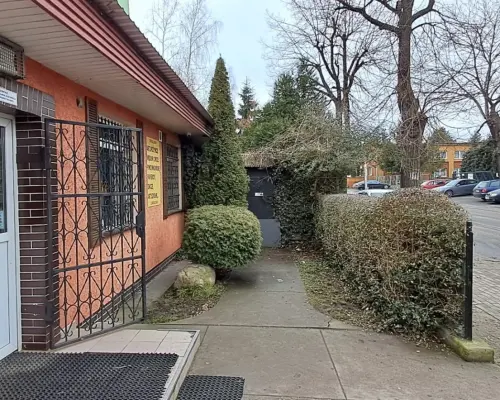 WOMBAT NIERUCHOMOŚCI   oferuje na sprzedaż lokal handlowo-usługowy o powierzchni ok.  80m 2  , usytuowany na działce  415m 2