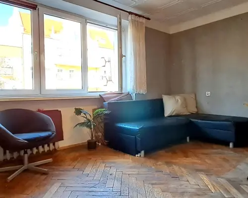 WOMBAT NIERUCHOMOŚCI     oferuje na sprzedaż atrakcyjną kawalerkę o powierzchni  26,57m 2  , usytuowaną na III piętrze bloku pr