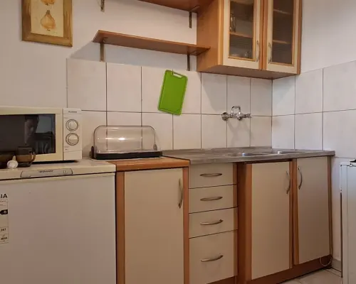 WOMBAT NIERUCHOMOŚCI     oferuje na sprzedaż atrakcyjną kawalerkę o powierzchni  26,57m 2  , usytuowaną na III piętrze bloku pr