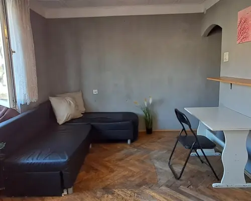 WOMBAT NIERUCHOMOŚCI     oferuje na sprzedaż atrakcyjną kawalerkę o powierzchni  26,57m 2  , usytuowaną na III piętrze bloku pr