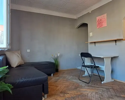 WOMBAT NIERUCHOMOŚCI     oferuje na sprzedaż atrakcyjną kawalerkę o powierzchni  26,57m 2  , usytuowaną na III piętrze bloku pr