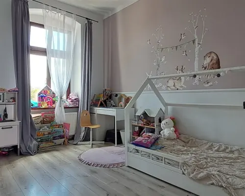 WOMBAT NIERUCHOMOŚCI   oferuje na sprzedaż przestronne  5-pokojowe  mieszkanie o powierzchni  165m 2  , usytuowane na 3 piętrze