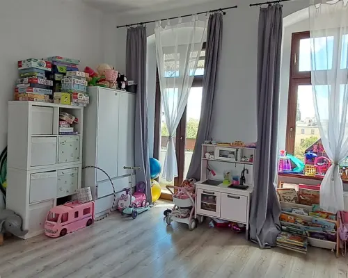 WOMBAT NIERUCHOMOŚCI   oferuje na sprzedaż przestronne  5-pokojowe  mieszkanie o powierzchni  165m 2  , usytuowane na 3 piętrze