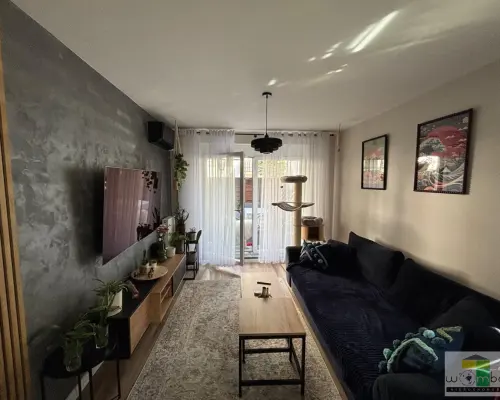 Biuro Wombat Nieruchomości prezentuje na sprzedaż przestronne 3 pokojowe mieszkanie o powierzchni 54 m² z prywatnym ogrode