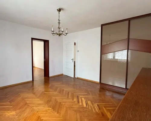 WOMBAT NIERUCHOMOŚCI   prezentuje na sprzedaż przestronne i funkcjonalne mieszkanie o powierzchni 75 m², położone na parte