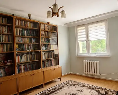 WOMBAT NIERUCHOMOŚCI    prezentuje na sprzedaż przestronne, 4-pokojowe mieszkanie z balkonem ( 4 niezależne, ustawne pokoje ) o