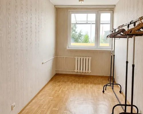 WOMBAT NIERUCHOMOŚCI    prezentuje na sprzedaż przestronne, 4-pokojowe mieszkanie z balkonem ( 4 niezależne, ustawne pokoje ) o