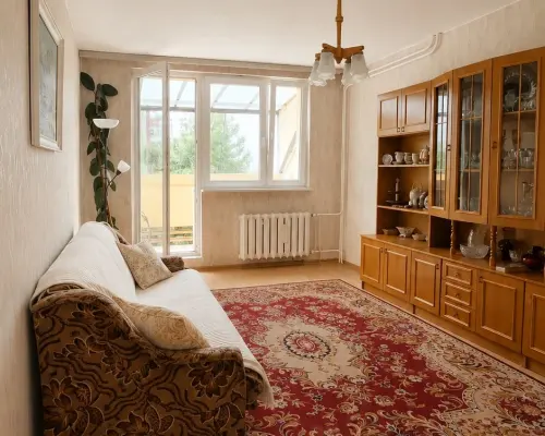 WOMBAT NIERUCHOMOŚCI    prezentuje na sprzedaż przestronne, 4-pokojowe mieszkanie z balkonem ( 4 niezależne, ustawne pokoje ) o