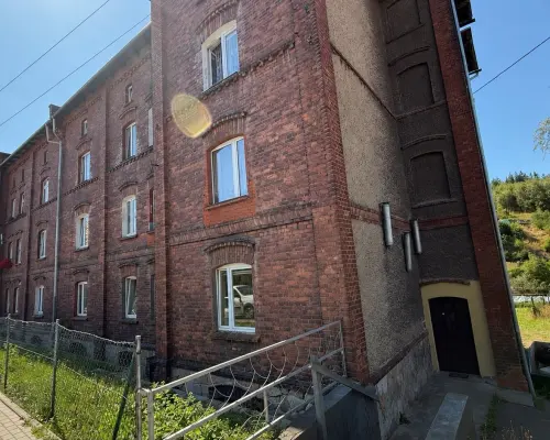 WOMBAT NIERUCHOMOŚCI   prezentuje na sprzedaż przytulne, 1-pokojowe mieszkanie w Głuszycy, położone w bardzo zadbanym budynku.