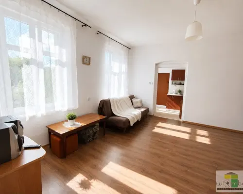 WOMBAT NIERUCHOMOŚCI   prezentuje do wynajęcia jasne i w pełni umeblowane 2-pokojowe mieszkanie o powierzchni 47 m², położ