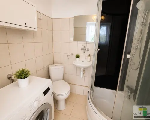 WOMBAT NIERUCHOMOŚCI   prezentuje do wynajęcia jasne i w pełni umeblowane 2-pokojowe mieszkanie o powierzchni 47 m², położ