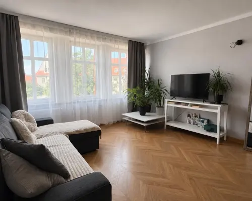 Wombat Nieruchomości   oferuje na wynajem  przestronne 2-pokojowe mieszkanie  o powierzchni 56 m². Mieszkanie znajduje si