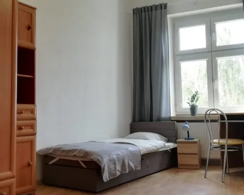 Wombat Nieruchomości  oferuje do wynajęcia duży pokój w mieszkaniu 3-pokojowym przy ul. Głowackiego.   Pokój zn
