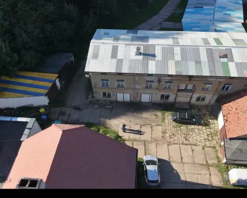 Kompleks produkcyjno-mieszkalny z halami i działką 6000 m² – Mieroszów