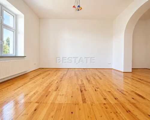 Na wynajem oferujemy przestronne mieszkanie o powierzchni  70 m² , położone w ścisłym centrum Tarnowa, na klimatycznej Starówce