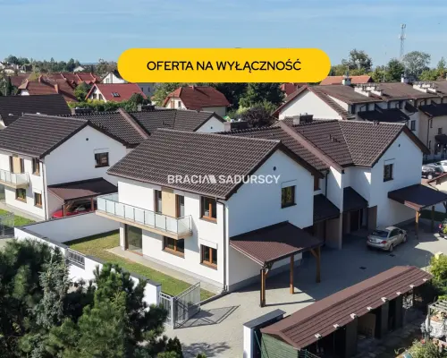 Niepołomice dom w zabudowie bliźniaczej, zlokalizowany w cichej dzielnicy Niepołomic. Nieruchomość o powierzchni całkowitej oko