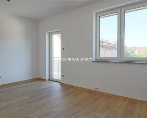 Niepołomice dom w zabudowie bliźniaczej, zlokalizowany w cichej dzielnicy Niepołomic. Nieruchomość o powierzchni całkowitej oko
