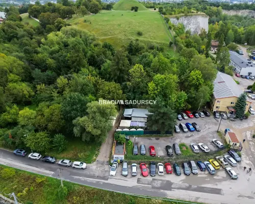 Działka z wynajętym budynkiem przy kopcu Kraka
