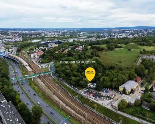 Działka z wynajętym budynkiem przy kopcu Kraka