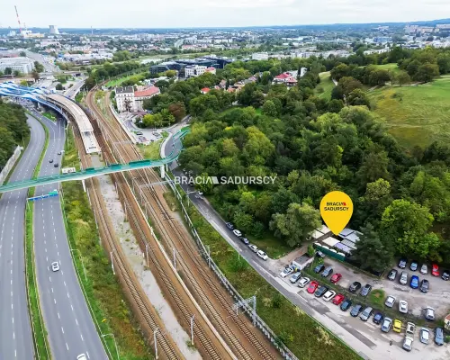 Działka z wynajętym budynkiem przy kopcu Kraka
