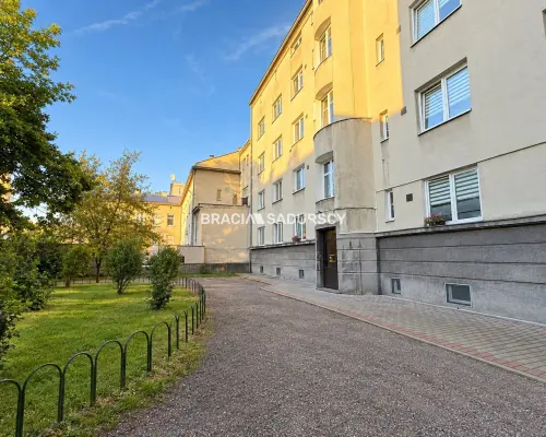 Mieszkanie wysoki parter z widokiem na dziedziniec