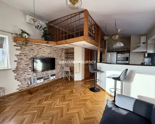 Klimatyczne mieszkanie z antresolą i balkonem