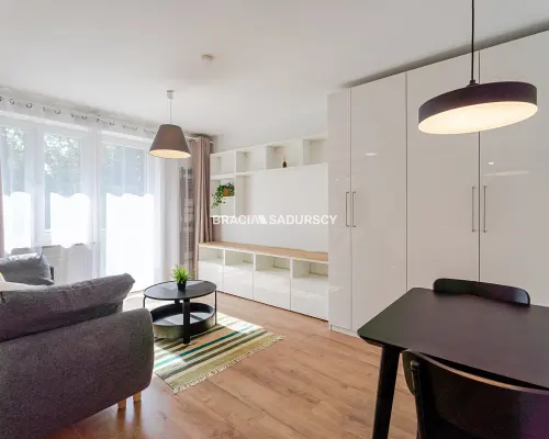 2 POKOJE | 38 m² | WYSOKI STANDARD | PO GENERALNYM REMONCIE | BALKON | PARKING |  KRAKÓW, UL UŁANÓW -REJON U