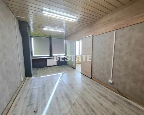 Lokal 18 m.kw w biurowcu przy głównej ulicy