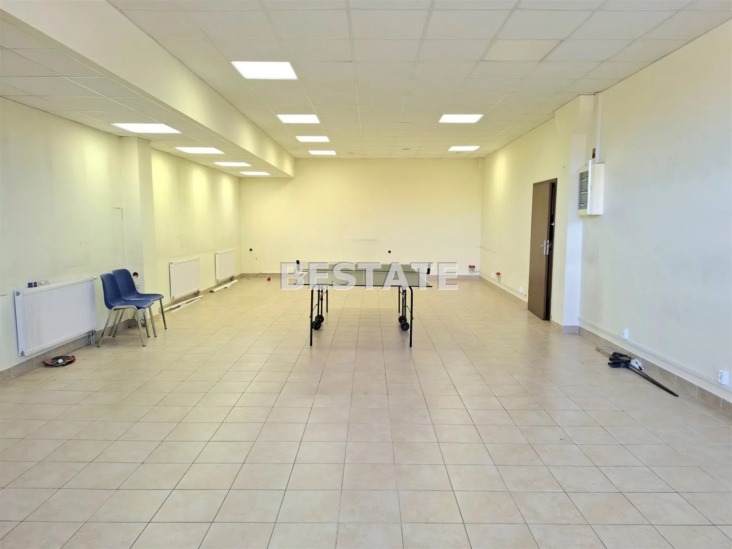 Lokal 100 m.kw z dźwigiem towarowym