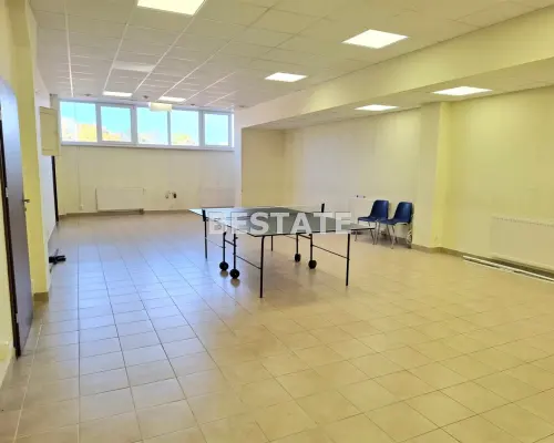 Lokal 100 m.kw z dźwigiem towarowym