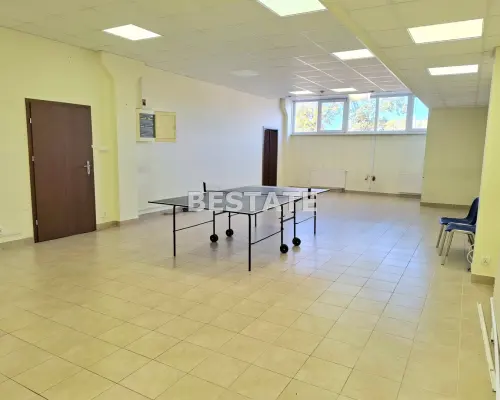 Lokal 100 m.kw z dźwigiem towarowym