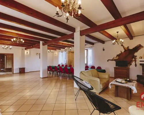 Dom drewniany 230 m² z 5 pokojami i salą na 40 osób