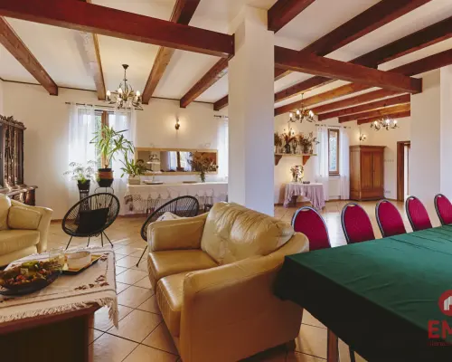 Dom drewniany 230 m² z 5 pokojami i salą na 40 osób