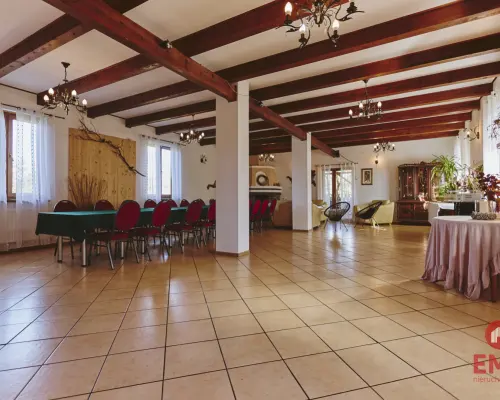 Dom drewniany 230 m² z 5 pokojami i salą na 40 osób