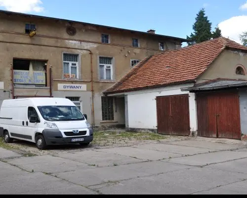 Kompleks produkcyjno-mieszkalny z halami i działką 6000 m² – Mieroszów
