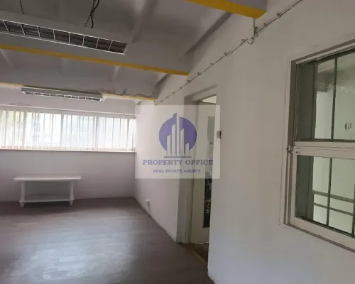 Włochy: magazyn/usługi 81,70 m2