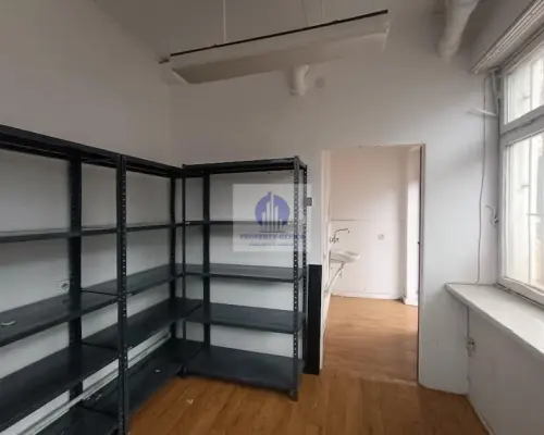 Włochy: lokal biurowo-usługowy 14 m2 do wynajęcia