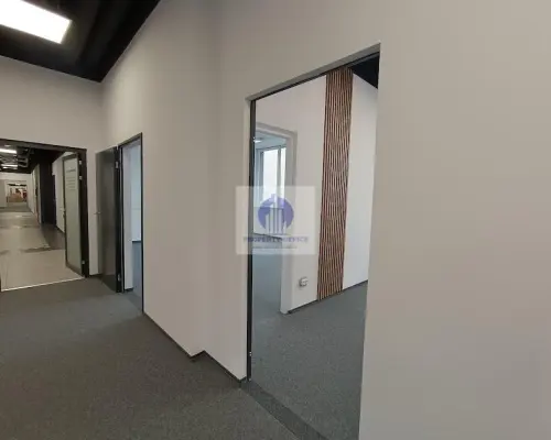 Włochy: lokal biurowy 261,80 m2 do wynajęcia