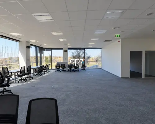 Przestronny lokal biurowy na parterze