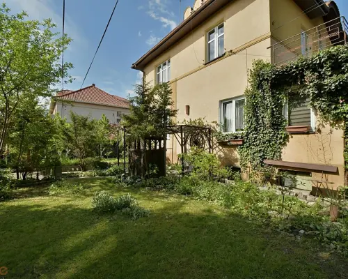 Klasyczna przedwojenna willa miejska z ogrodem