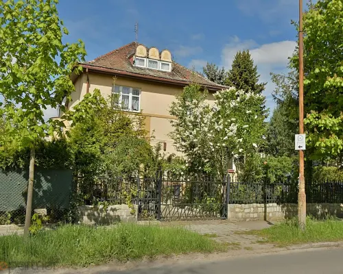 Klasyczna przedwojenna willa miejska z ogrodem
