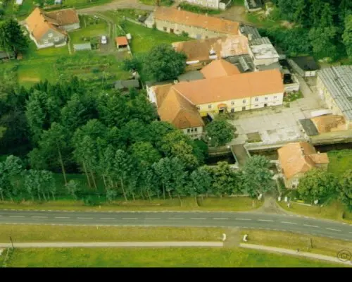 Kompleks produkcyjno-mieszkalny z halami i działką 6000 m² – Mieroszów