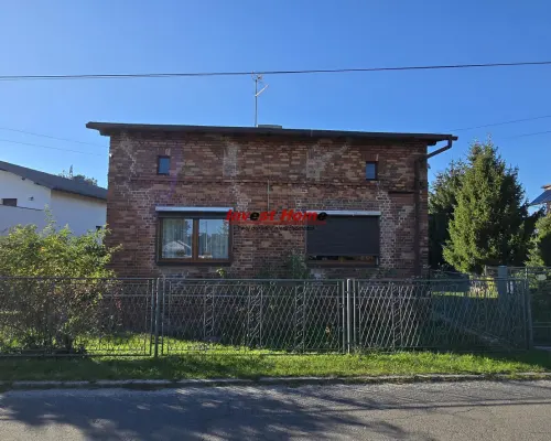 Dom z dużą, budowlaną działką.