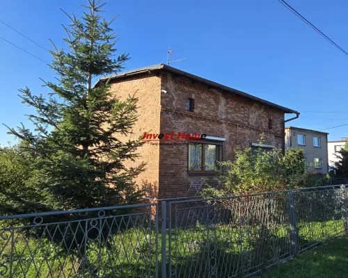 Dom z dużą, budowlaną działką.