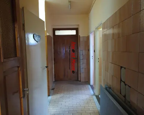 Budynek usługowo - handlowy przy głównej drodze.