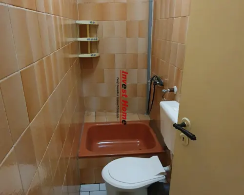 Budynek usługowo - handlowy przy głównej drodze.