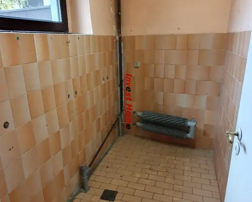 Budynek usługowo - handlowy przy głównej drodze.